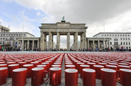 77.244 Kaffeetassen vor dem Brandenburger Tor. Foto: dpa