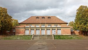 Die Festhalle Feuerbach wurde  1911/1912 nach den Plänen von Paul Bonatz  und Eugen Scholer erbaut.  Der Festplatz dient den Schülern der umliegenden Gymnasien auch als Pausenhof und als Schulsportgelände. Foto: Georg Friedel