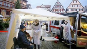 Das Rote Kreuz im Kreis Tübingen organisiert die Tests auf dem Marktplatz. Notärztin Lisa Federle (links im Bild) hat die Idee in Tübingen umgesetzt, jetzt wird  sie aufs ganze Land übertragen. Foto: Horst Haas