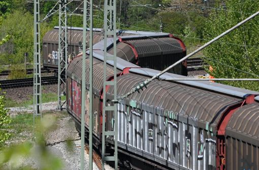 Zwei Güterzug-Waggons sind in der Pfalz entgleist. Foto: dpa/Uli Deck