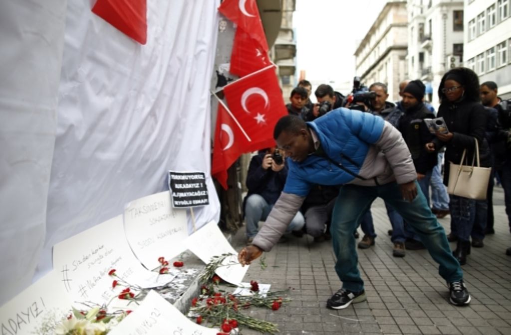 Ein Mann gedenkt an der Stelle der Explosion vom Samstag der Opfer in der Istanbuler Innenstadt. Bilder vom Samstag zeigt die folgende Fotostrecke.