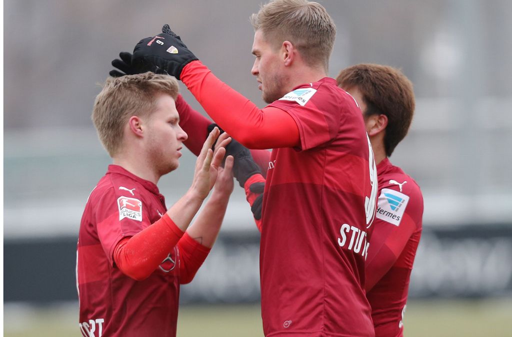 Vor dem Rückrunden-Auftakt gegen den FC St. Pauli testete der VfB Stuttgart gegen den Schweizer Erstligisten FC Luzern. Torjäger Simon Terodde konnte sich mit Jean Zimmer über den Treffer zum 1:0 freuen.