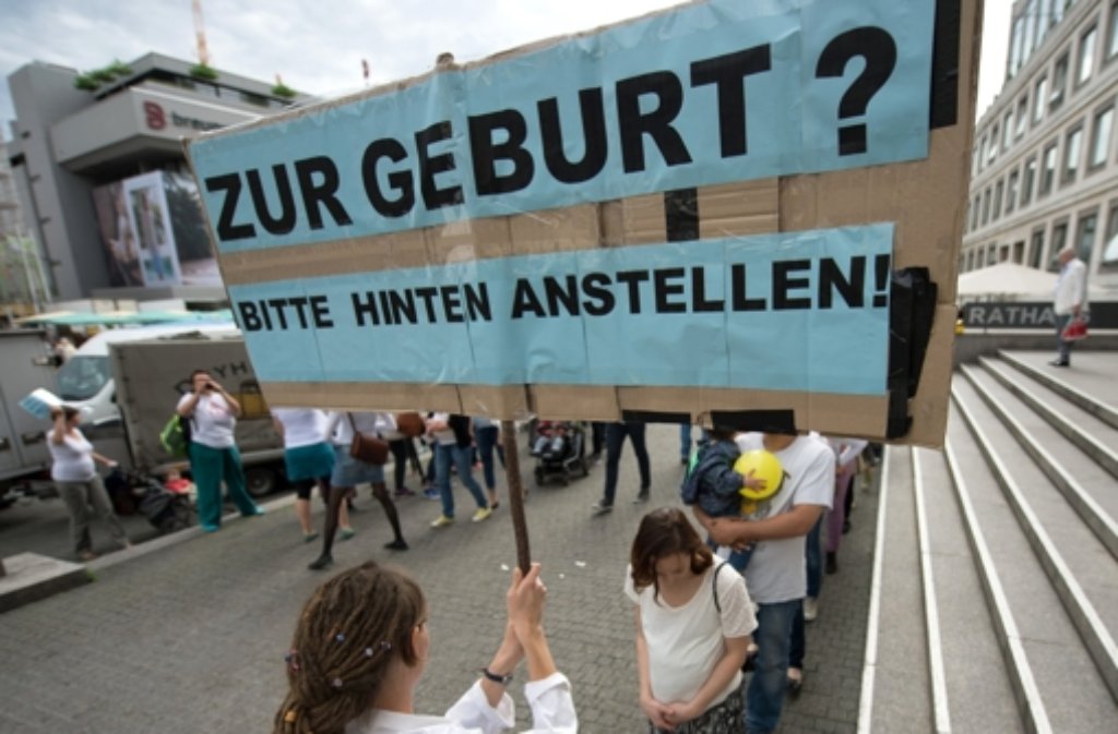 Hebammen sind am Dienstag in Stuttgart auf die Straße gegangen, um für bessere Arbeitsbedingungen zu kämpfen. Foto: dpa