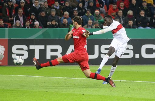 Der VfB Stuttgart hat in Leverkusen überzeugt. Nach dem unglücklichen Pokal-Aus will jetzt nicht nur der Torschütze Silas Wamangituka (rechts) den Schwung in die Liga mitnehmen. Foto: Baumann
