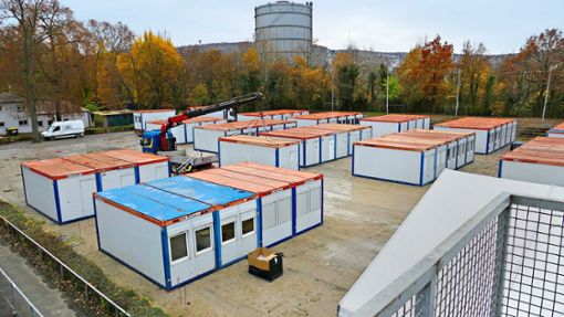 Insgesamt 135 Wohncontainer lässt die Stadt im Reitstadion errichten. Die ersten der insgesamt rund 550 Flüchtlinge sollen am 4. Dezember einziehen. Foto: Uli Nagel