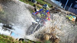 Wenn Schlamm spritzt und Wasser schäumt, dann sind die Motocross-Sportler in ihrem Element.  Gleichzeitig sichern sie den Lebensraum der  Gelbbauchunke. Foto: Horst Rudel
