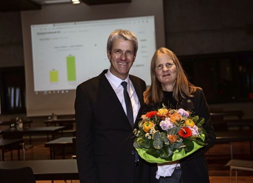 Freude über den Wahlsieg: Ostfilderns wiedergewählter OB Christof Bolay zusammen mit seiner Frau Christine. Foto: Ines Rude/l