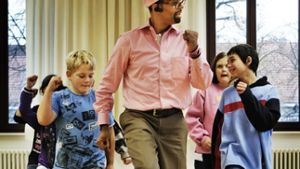 Ray Lynch studiert mit den Kindern die Tanzschritte e Foto: Heinz Heiss