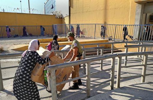Die Frauen und Männer müssen ihre Waren mittlerweile mit Karren über die Grenze transportieren. Foto: Martin Dahms