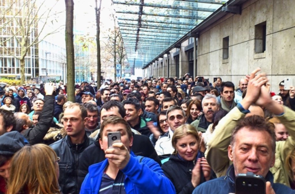 Hunderte warten vor dem Wahllokal in Stuttgart Foto: Fotoagentur Stuttgart