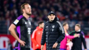Bayern-Trainer Thomas Tuchel und Stürmerstar Harry Kane wirken nach dem Remis in Freiburg ratlos. Foto: Tom Weller/dpa