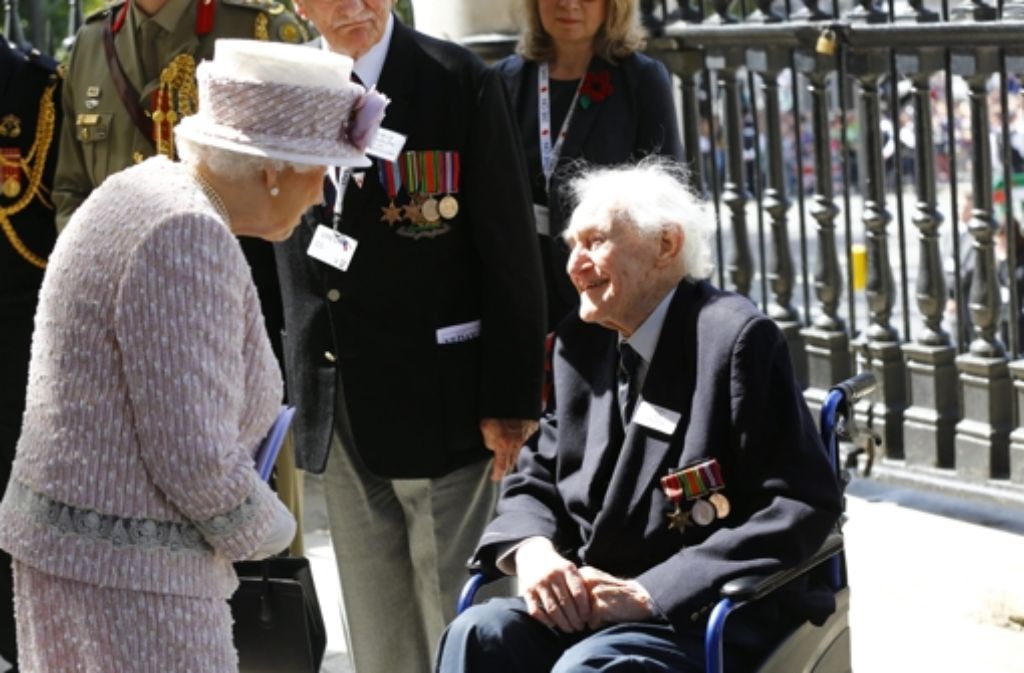 Queen Elizabeth II hat an den Gedenkfeiern zum 70. Jahrestag des Sieges der Alliierten über Japan teilgenommen und Veteranen getroffen.