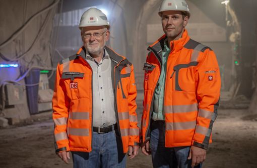 Günter Osthoff und Thomas Berner sind mit dem Fildertunnel durch und auf den letzten Metern zum Hauptbahnhof. Bald wollen sie Licht sehen. Foto: Lichtgut/Julian Rettig