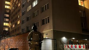 Ein Polizist steht vor dem Studentenwohnheim in Berlin-Friedrichshain, in dem eine Wohnung durchsucht wurde. Foto: Dominik Totaro/dpa