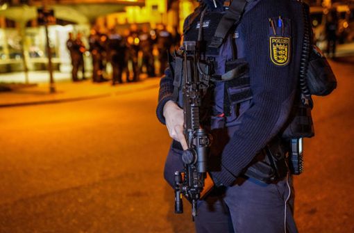 Polizeieinsatz am 17. März in Zuffenhausen: Fahndung nach den Schützen in der Burgunderstraße. Foto: SDMG/SDMG / Kohls