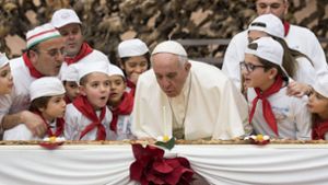 Papst Franziskus feiert seinen 81. Geburtstag – und erhielt statt einer Torte eine überdimensional große Pizza mit Kerze darauf. Foto: LOsservatore Romano/AP