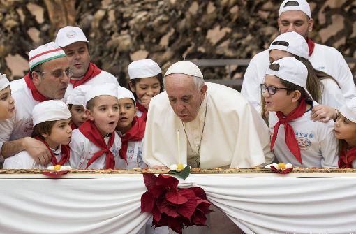 Papst Franziskus feiert seinen 81. Geburtstag – und erhielt statt einer Torte eine überdimensional große Pizza mit Kerze darauf. Foto: LOsservatore Romano/AP