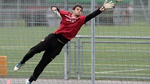 Andre Weis in Aktion: Der Torhüter beim Training der ersten Mannschaft des VfB Stuttgart.  Foto: Baumann