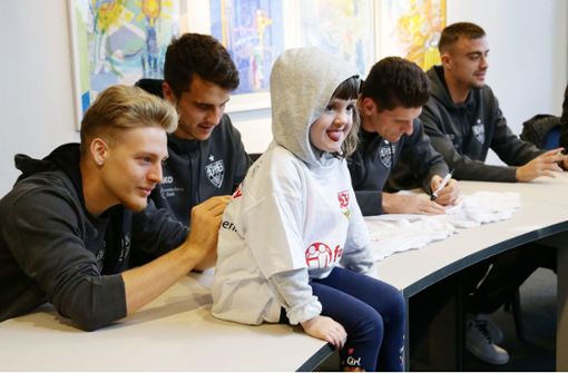 Die VfB-Profis geben fleißig Autogramme. Foto: Pressefoto Baumann/Hansjürgen Britsch
