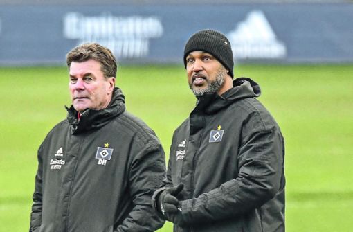 Patrick Esume (rechte) unterstützt die Arbeit von HSV-Coach Dieter Hecking.Foto:imago/Oliver Ruhnke Foto:  