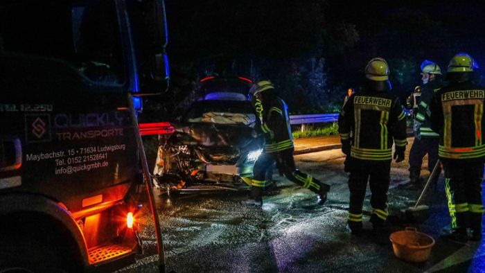 Lkw-Fahrer übersieht rote Ampel – zwei Schwerverletzte