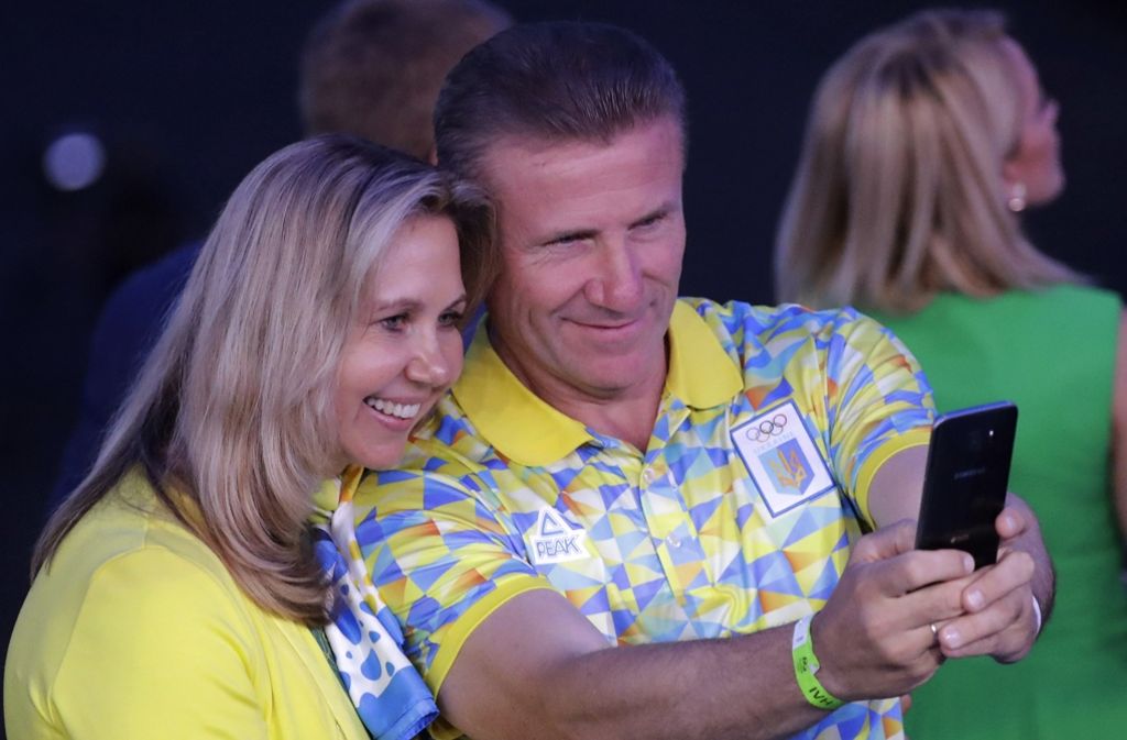 Wichtiger Moment für immer festgehalten: Der frühere ukrainische Stabhochspringer und IOC-Vize-Präsident Sergei Bubka machte bei der Eröffnungszeremonie der Olympiade mit seiner Frau Liliana Bubka ein Selfie.