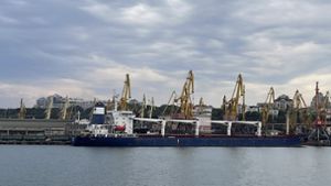 Das unter der Flagge von Sierra Leone fahrende Frachtschiff Razoni verlässt mit 26.000 Tonnen ukrainischem Getreide an Bord den Hafen in der Region Odessa. Foto: dpa/Uncredited