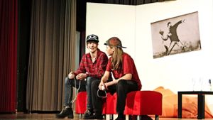 Auf der Bühne unterhalten sich die Schülerinnen über Cybermobbing. Foto: Petra Mostbacher-Dix