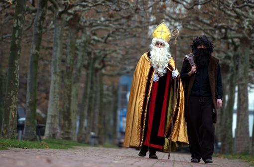 Der Heilige Nikolaus ist unterwegs mit Knecht Ruprecht an seiner Seite. Foto: dpa