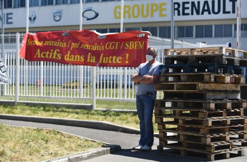 Protest gegen mögliche Werkschließungen bei Renault. Der Autobauer ist angesichts der Corona-Pandemie tief in die Krise gerutscht. Der Staat will den französischen Unternehmen nun mit Kaufprämien helfen. Foto: AFP/FRED TANNEAU
