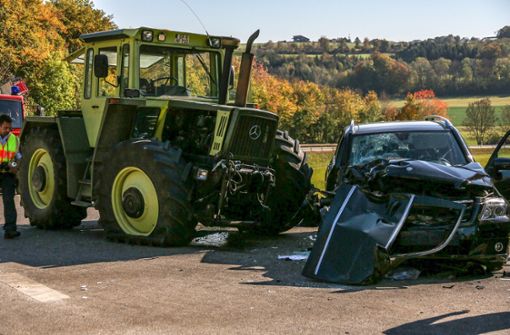 Bei einem Unfall mit einem Traktor ist ein Beifahrer eingeklemmt worden. Foto: 7aktuell.de/Christina Zambito