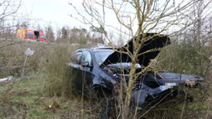 Ein Auto landete nach dem Unfall in der Böschung. Foto: Karsten Schmalz/KS-Images.de