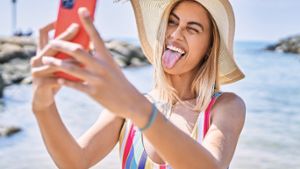 Viele Menschen würden lieber ohne Freunde als ohne Smartphone in den Urlaub fahren. Foto: Krakenimages.com/Shutterstock.com