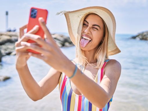 Viele Menschen würden lieber ohne Freunde als ohne Smartphone in den Urlaub fahren. Foto: Krakenimages.com/Shutterstock.com
