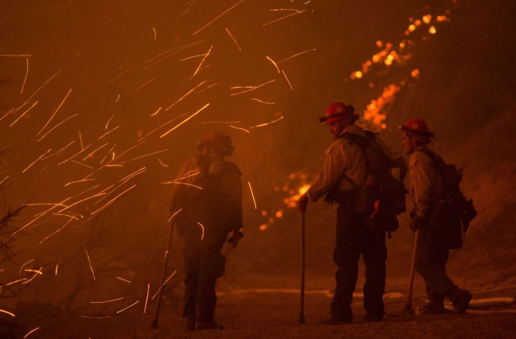 Im Kampf gegen die Waldbrände begeben sich Feuerwehrleute oft in unmittelbare Nähe der Brände.
