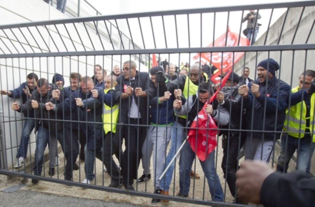 Demonstranten vor einer Absperrung des Air France-Hauptquartiers. Foto: AP