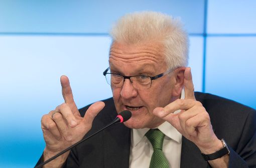 Kretschmann wirft dem Verkehrsminister mangelnde Unterstützung in der Diesel-Affäre vor Foto: dpa