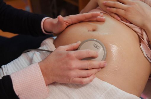 Eine Hebamme untersucht eine Schwangere. Foto: dpa/Uli Deck
