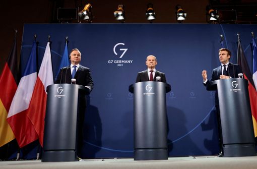 Von links: Der polnische Staatspräsident Andrzej Duda, Bundeskanzler Olaf Scholz (SPD) und der französische Präsident Emmanuel Macron Foto: dpa/Hannibal Hanschke
