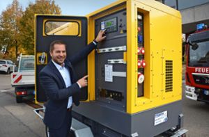 Aichtals Bürgermeister Sebastian Kurz hat den neuesten dieselbetriebenen Stromgenerator der Stadt  getestet. Foto: /Philipp Braitinger