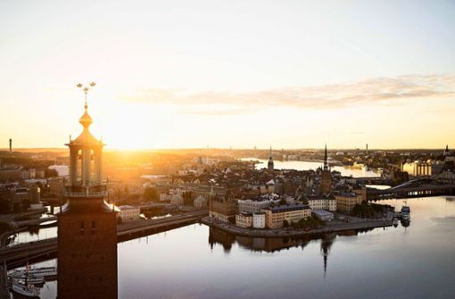 Stockholm liegt auf insgesamt 14 Inseln. Hier sieht man die Altstadt mit dem Turm des Rathauses im Vordergrund. Foto: Visit Stockholm/Björn Olin