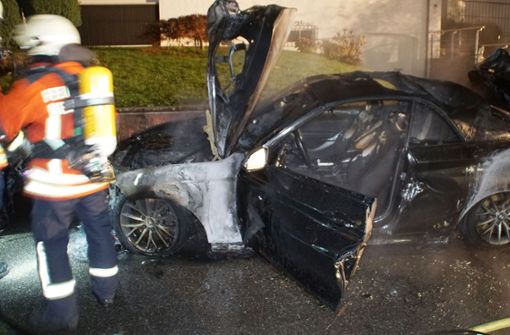 Die Feuerwehr  konnte nicht mehr helfen – das Fahrzeug brannte völlig aus. Foto: SDMG/SDMG / Gress