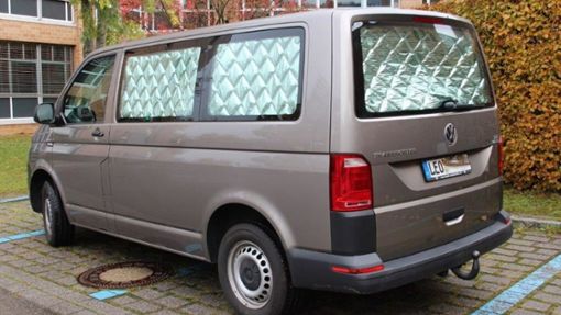 Mit diesem VW Bus war der Täter unterwegs. Das Fahrzeug steht bei der Polizei in Böblingen. Foto: / Polizei