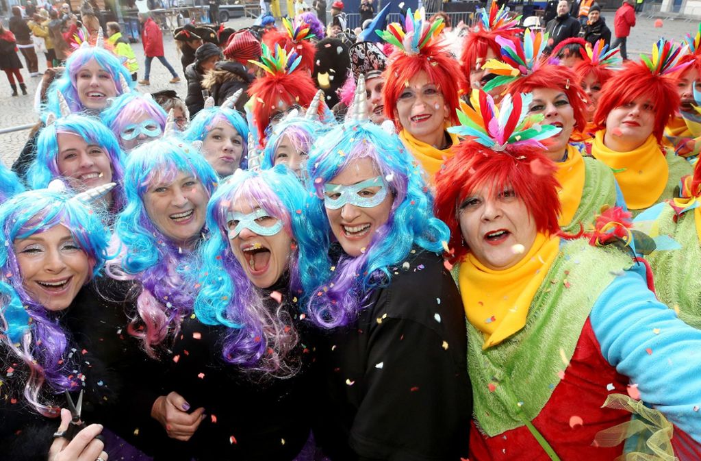 Weiberfasnacht in Düsseldorf: Diese Damen haben sich bei der Kostümauswahl abgesprochen.