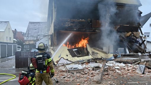 Die Löscharbeiten nach der Explosion in Vaihingen Foto: Feuerwehr Stuttgart/nh