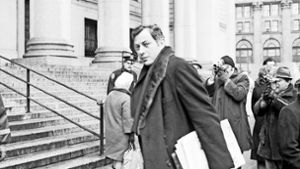 Clifford Irving 1972 auf dem Weg zu einem Gerichtstermin in New York. Der nun 87-jährig gestorbene Autor stand im Mittelpunkt eines spektakulären Fälschungsskandals. Foto: dpa
