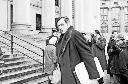 Clifford Irving 1972 auf dem Weg zu einem Gerichtstermin in New York. Der nun 87-jährig gestorbene Autor stand im Mittelpunkt eines spektakulären Fälschungsskandals. Foto: dpa