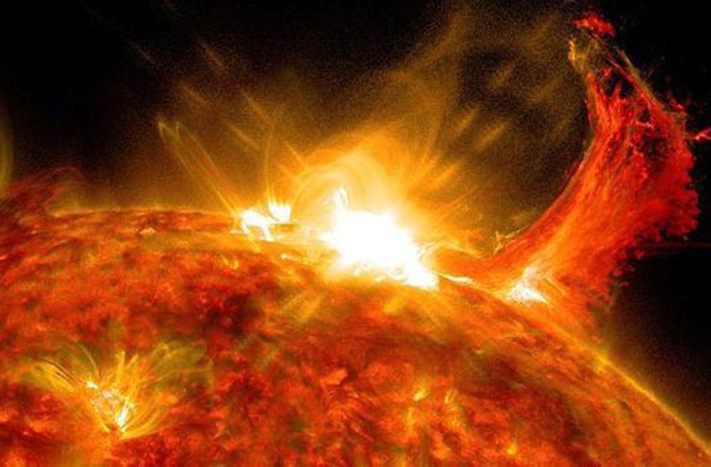 Sonnensturm: Die Sonne bildet den Mittelpunkt unseres Sonnensystems. Der aus Gasen bestehende ultraheiße Stern liefert Licht und Wärme, ohne die kein Leben auf der Erde möglich wäre.