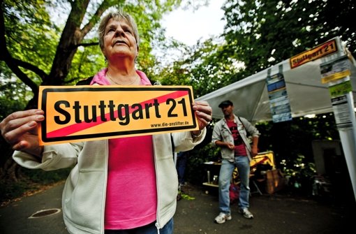 Stuttgart-21-Gegner haben am Dienstag beim Naturkundemuseum im Rosensteinpark eine Parkwache aufgestellt Foto: Leif Piechowski