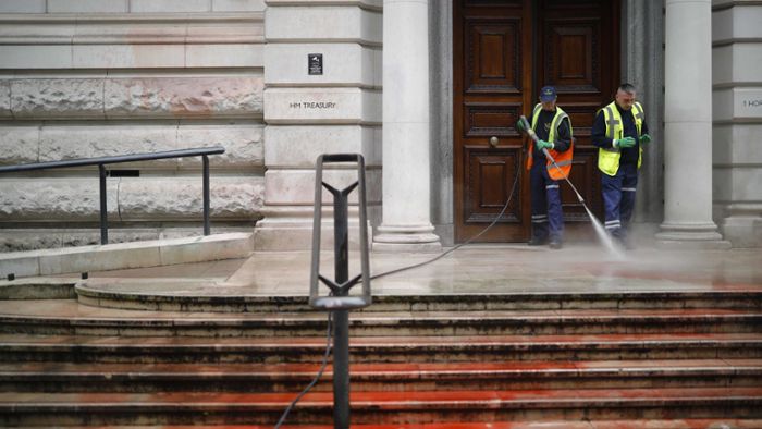 Britisches Finanzministerium mit Kunstblut eingesprüht